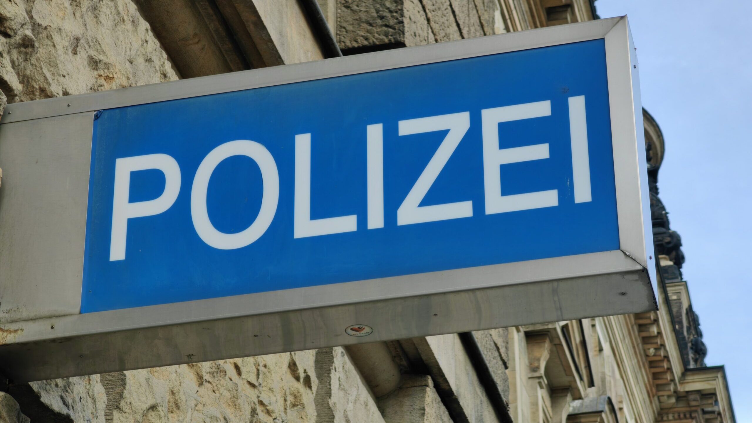 Unfallflucht, Einbruchversuch und Diebstahl aus Pkw: Die Polizei ermittelt nach mehreren Vorfällen in Radebeul. Foto © Branczeisz
