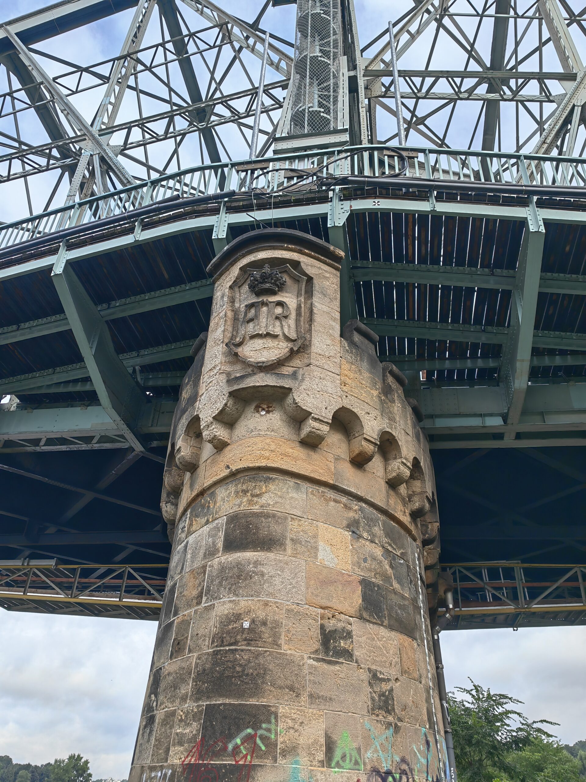 Dieser Pylon auf Loschwitzer Seite wird zum Schluss komplett verhüllt - Christo lässt grüßen.