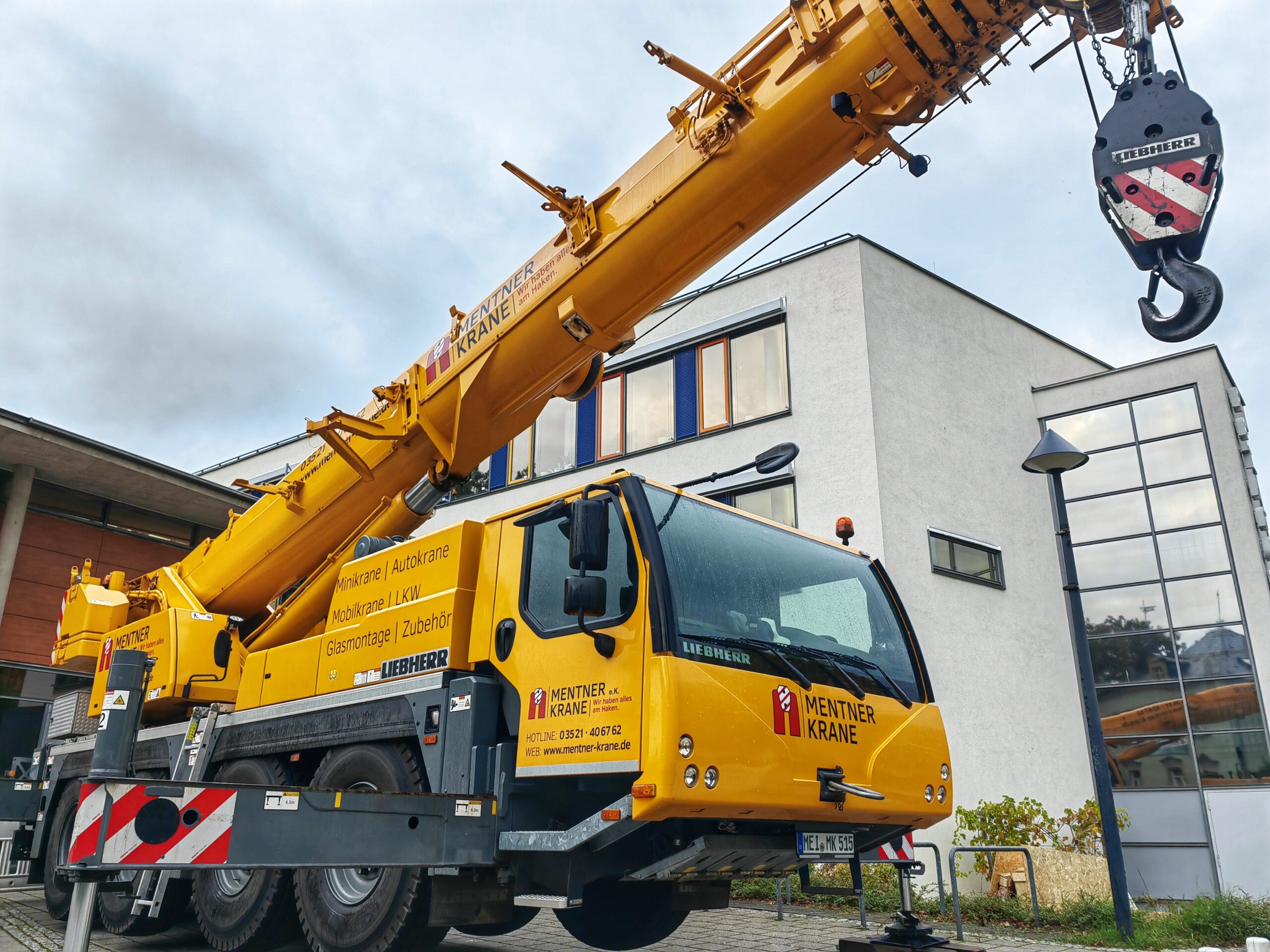 Schwergewicht vorm Rathaus Coswig