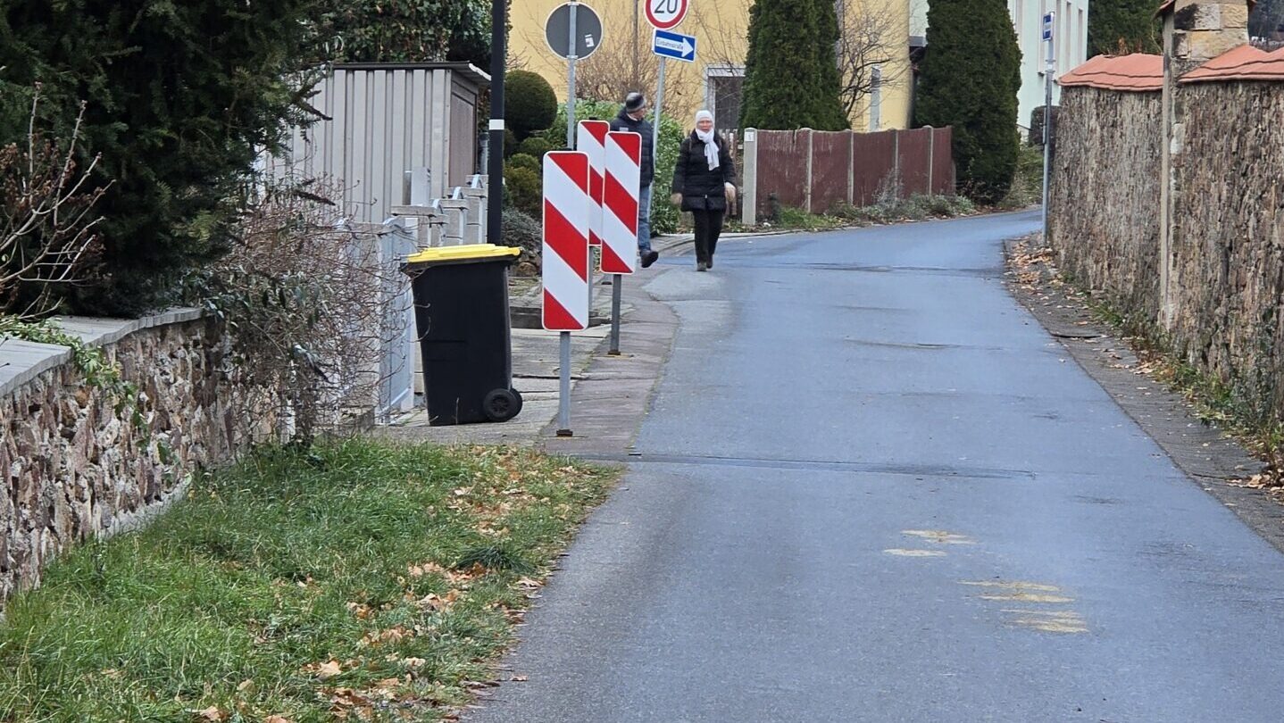 Die Anwohner sollen ihre Tonnen zu Sammelstellen bringen, weil der Entsorger sparen will.