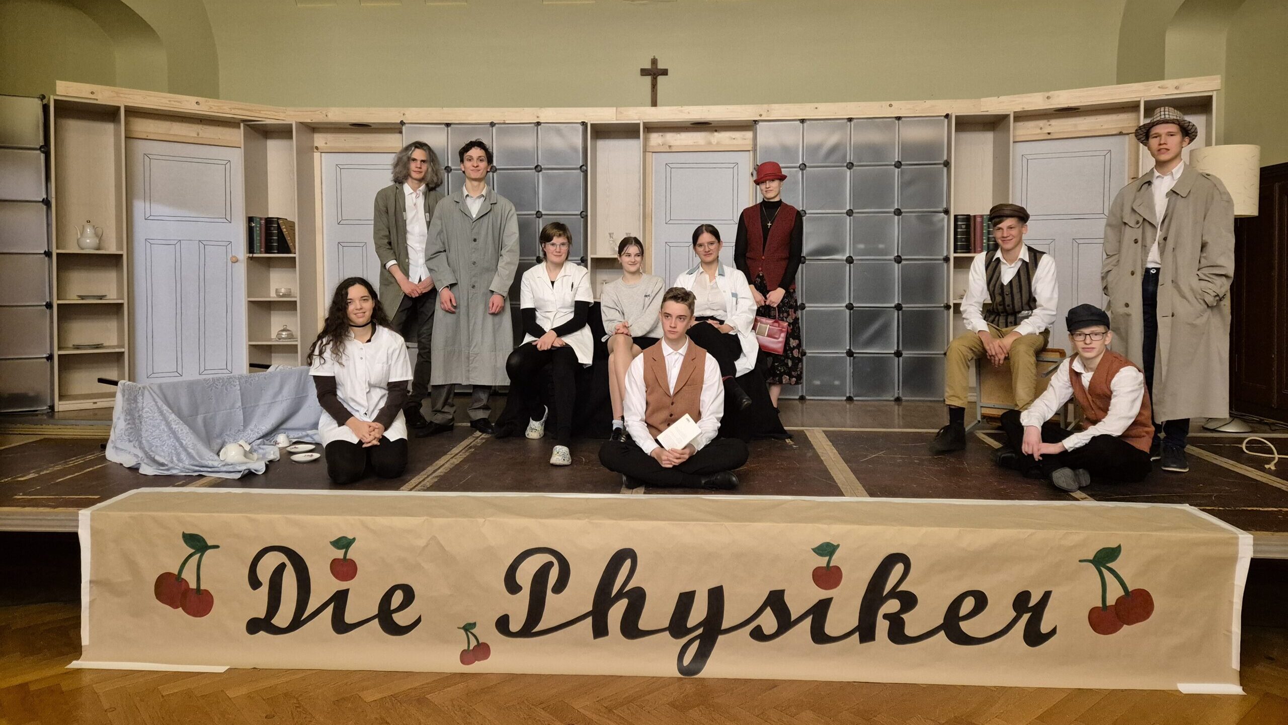 DIE SPIELWÜTIGEN vom Lößnitzgymnasium führen die "Die Physiker" auf.