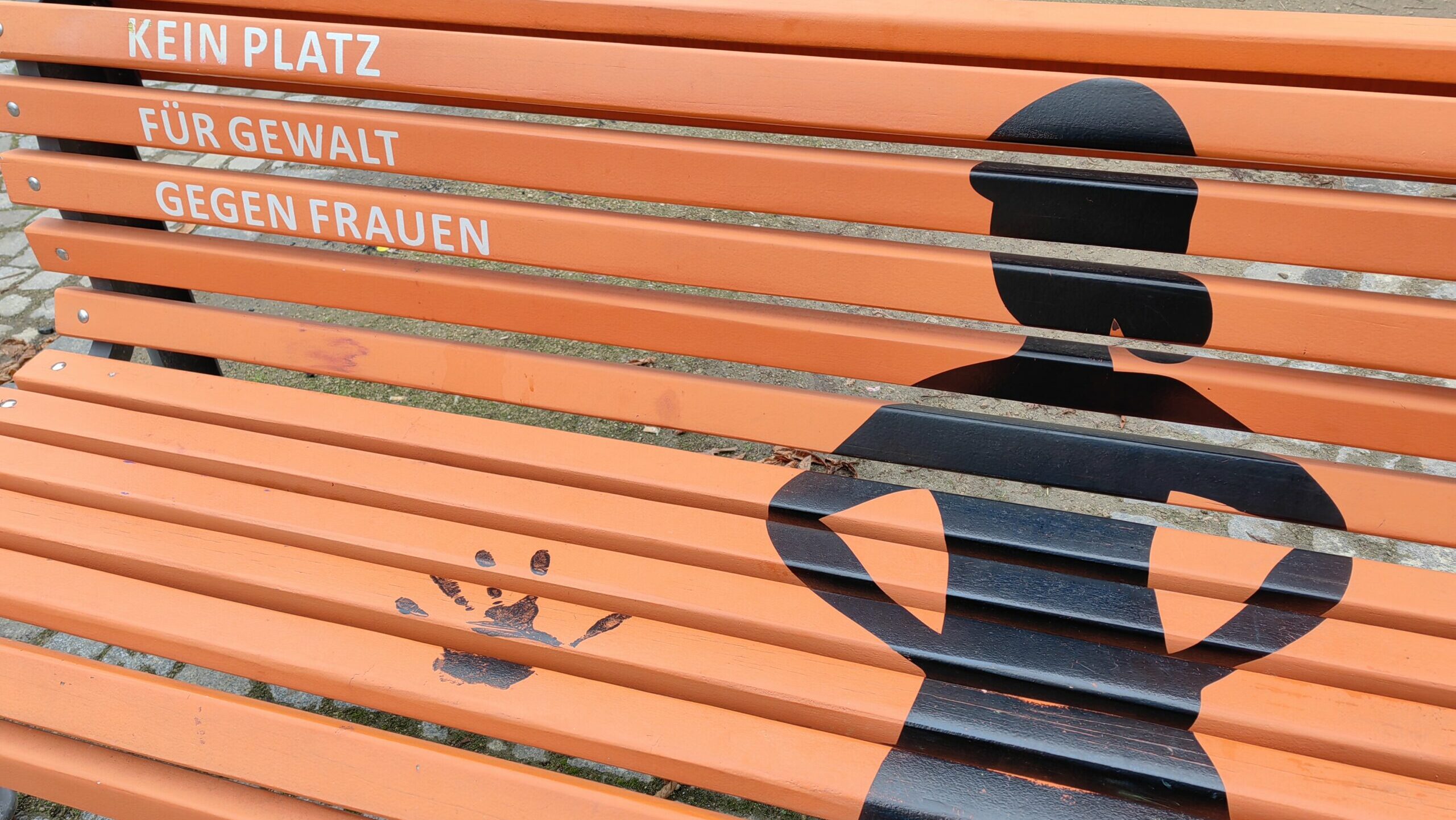 Orangene Bänke: kein Platz für Gewalt gegen Frauen. Betroffen sind aber auch Männer.
