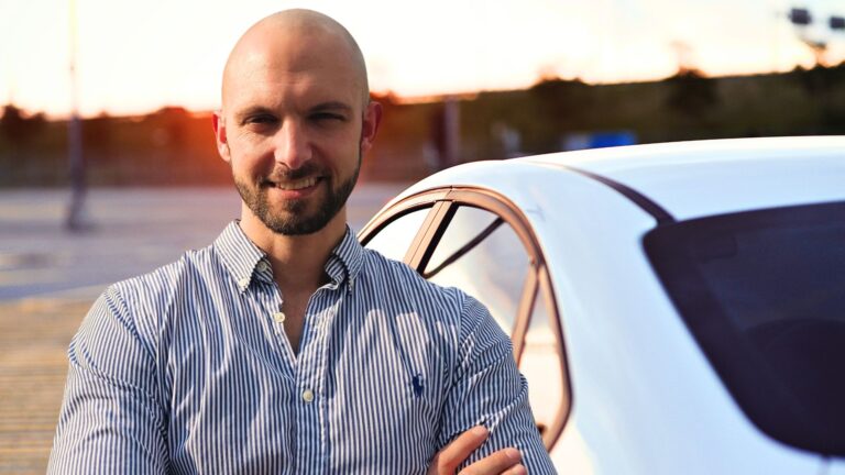 Kevin Derendorf Signal Iduna Radebeul Altkötzschenbroda Versicherung vor einem weißem PKW bei abendlicher Stimmung