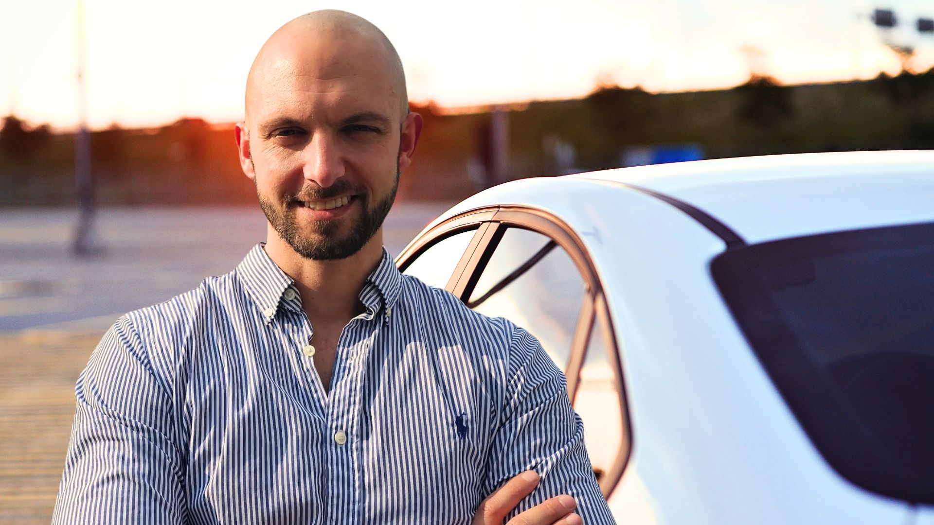 Kevin Derendorf Signal Iduna Radebeul Altkötzschenbroda Versicherung vor einem weißem PKW bei abendlicher Stimmung