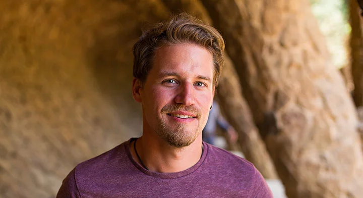 Matthias Schuh schenkt seinen ersten eigenen Sekt aus.