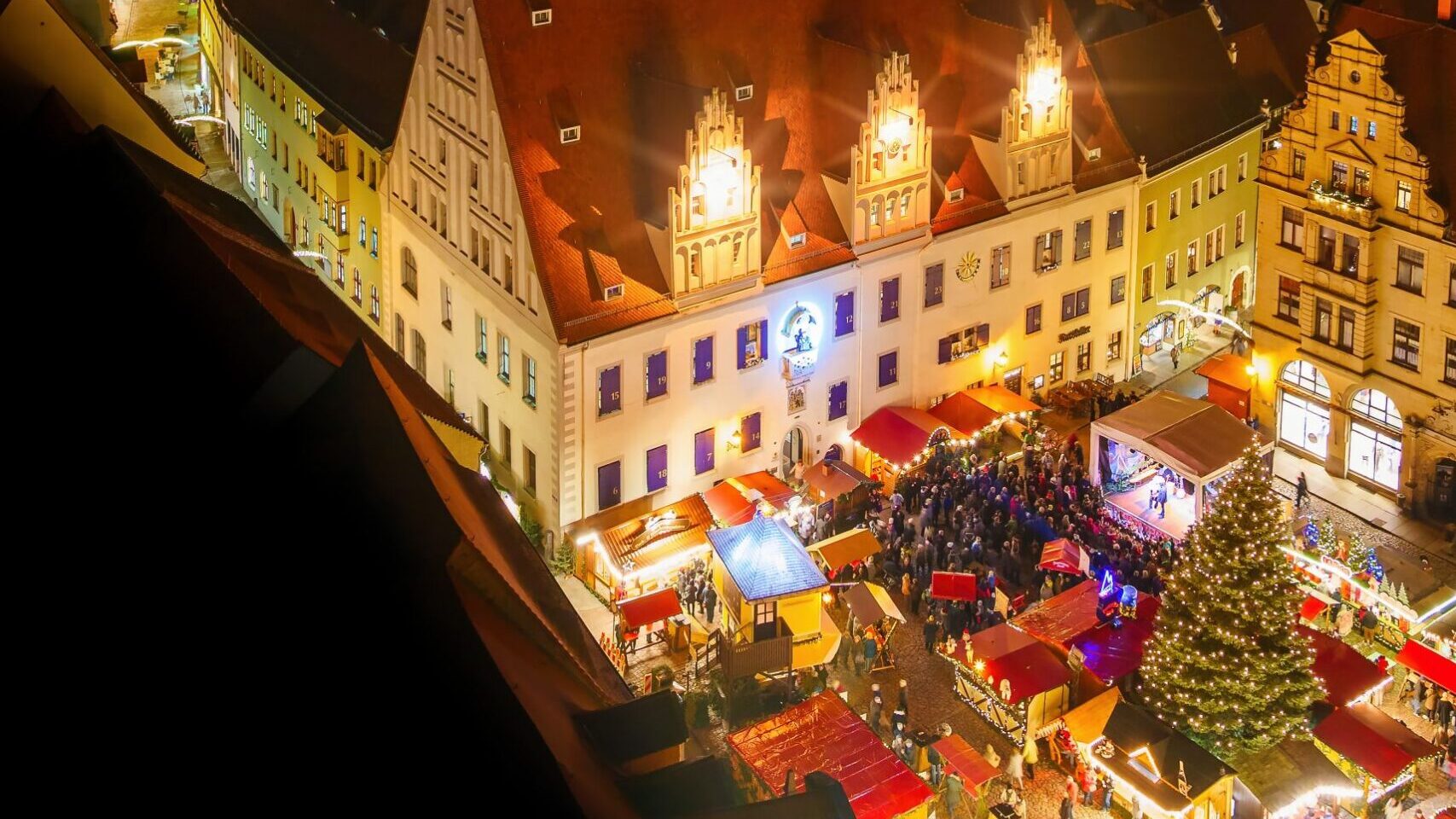 In romantisch-weihnachtlicher Atmosphäre öffnet sich ab 1. Dezember jeden Tag ein Fenster am Rathaus.