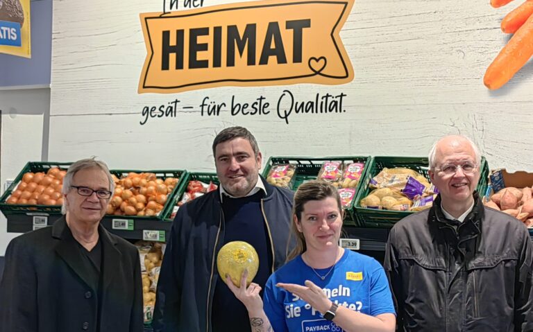 Netto eröffnet: Architekt Christian Brückner, Vermieter Rudolf Geiger , Verkaufsleiterin Janine Grube und Erster Bürgermeister Dr. Jörg Müller. Foto: © Branczeisz