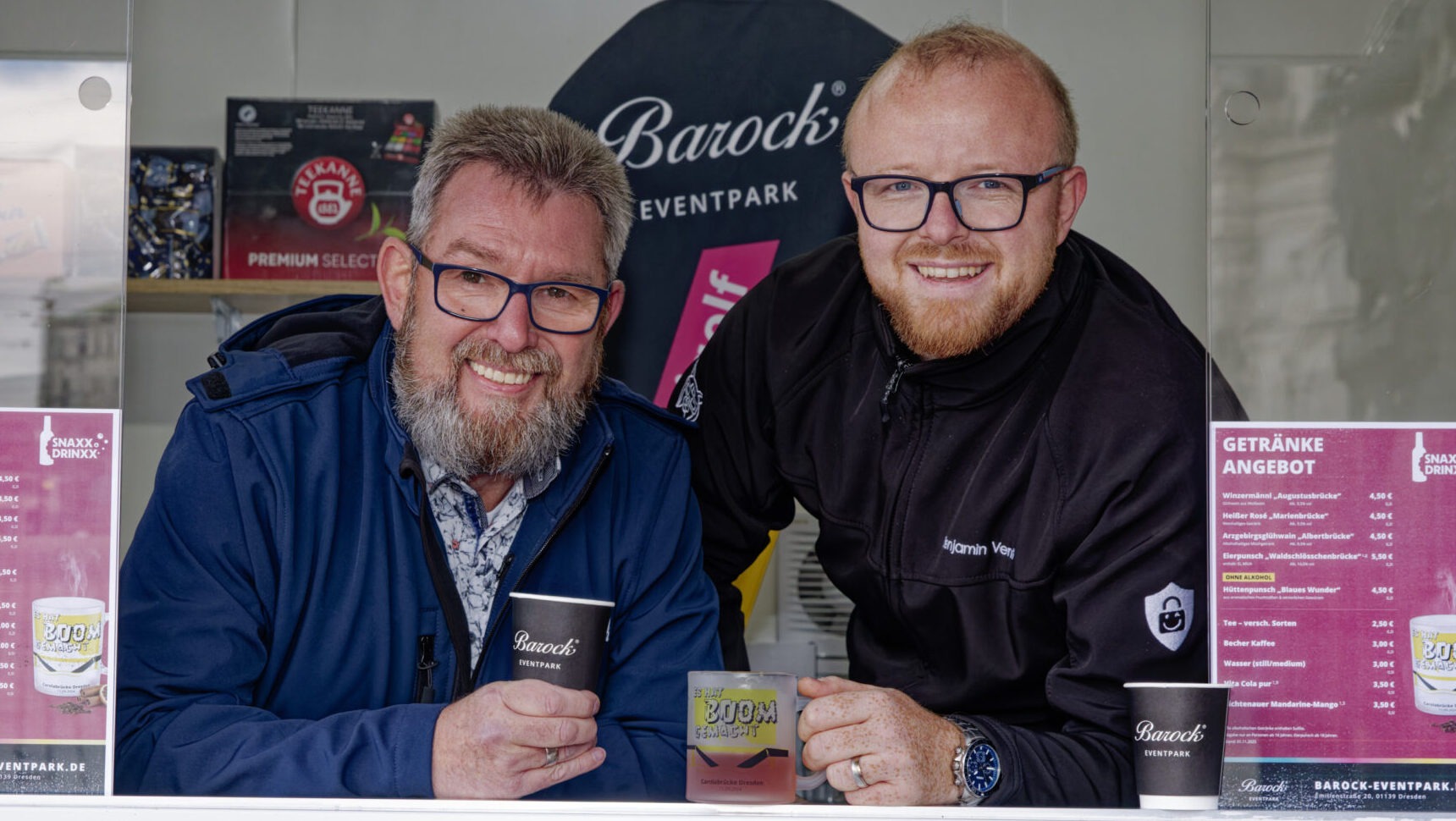 Torsten Meisel (li.) und Benjamin Venter in ihrem Stand am Dresdner Schlossplatz