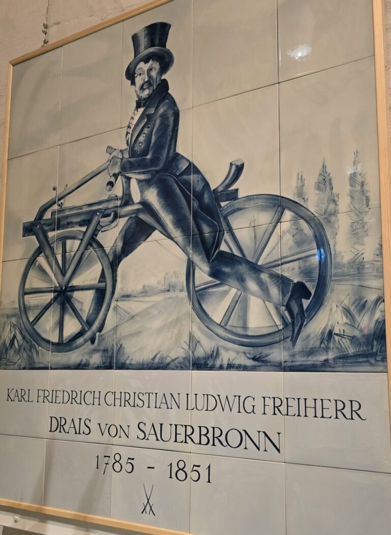 Das Wandbild zeigt den Fahrrad-Erfinder Karl Drais auf seiner Laufmaschine.