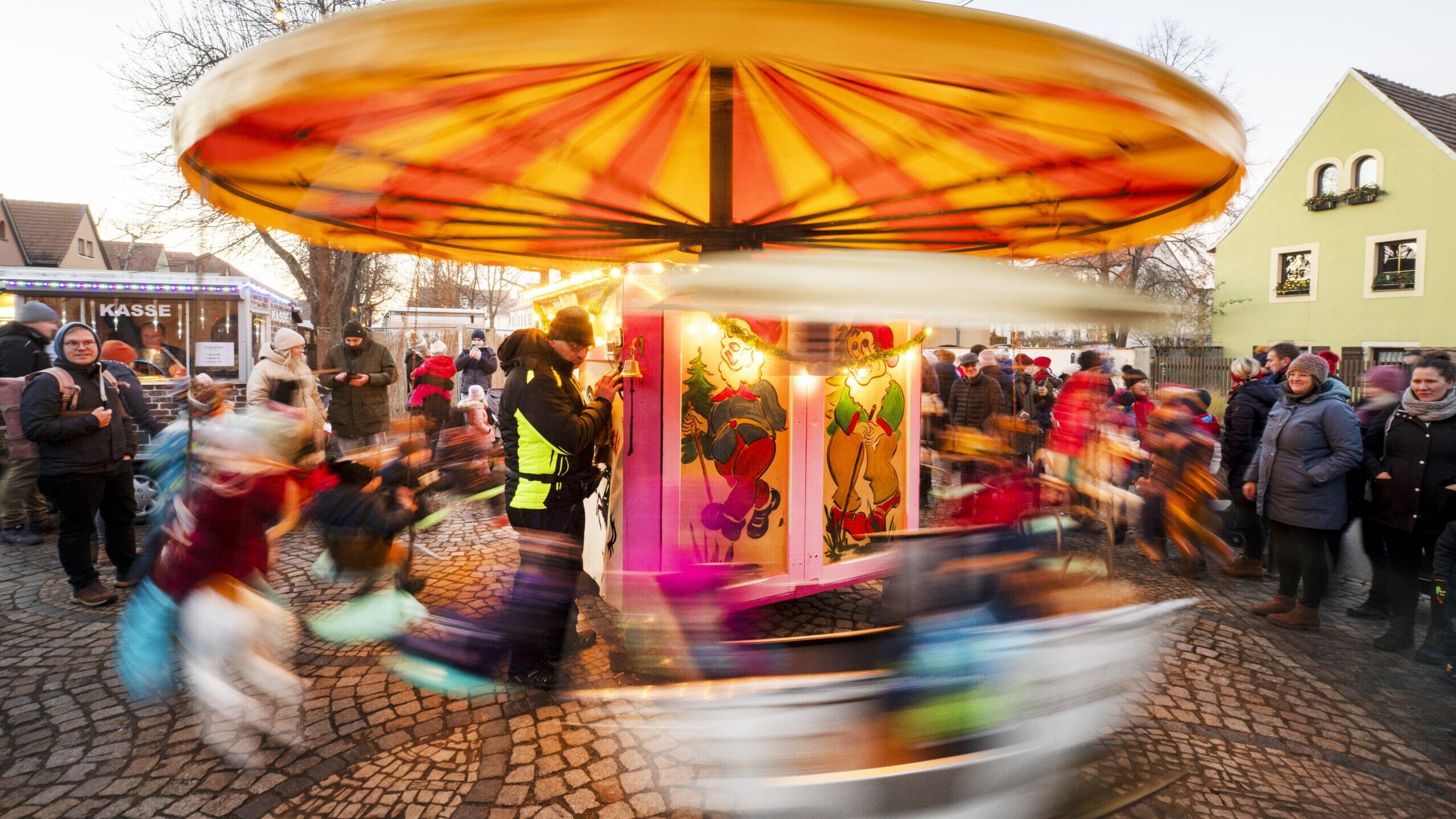 Das Pferdekarussell ist immer beliebt. Freuden können so einfach sein. Foto: © Norbert Millauer