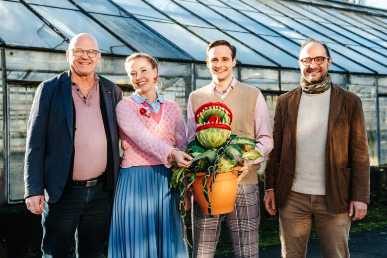 Intendant Manuel Schöbel, Franziska Abram (als Audrey aus „Der kleine Horrorladen“), Oliver Natterer (als Seymour) und Johannes Gärtner (Spielbetriebsleiter der Felsenbühne Rathen).