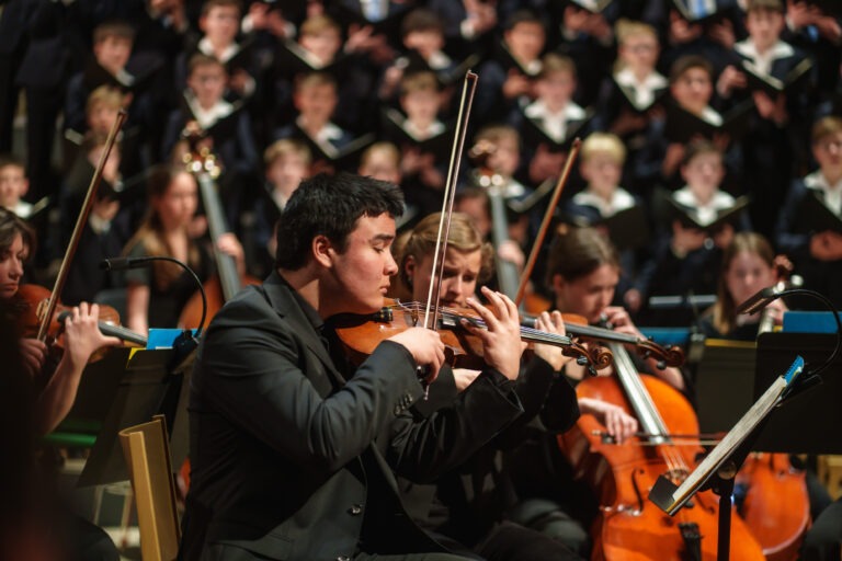 Das Zusammenspiel der Kinder und Jugendlichen von Kreuzchor und Orchester macht den besonderen Zauber dieses Konzertes aus.