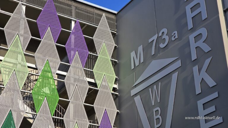 Was es mit der markanten Farbgestaltung am neuen Coswiger Parkhaus auf sich hat.