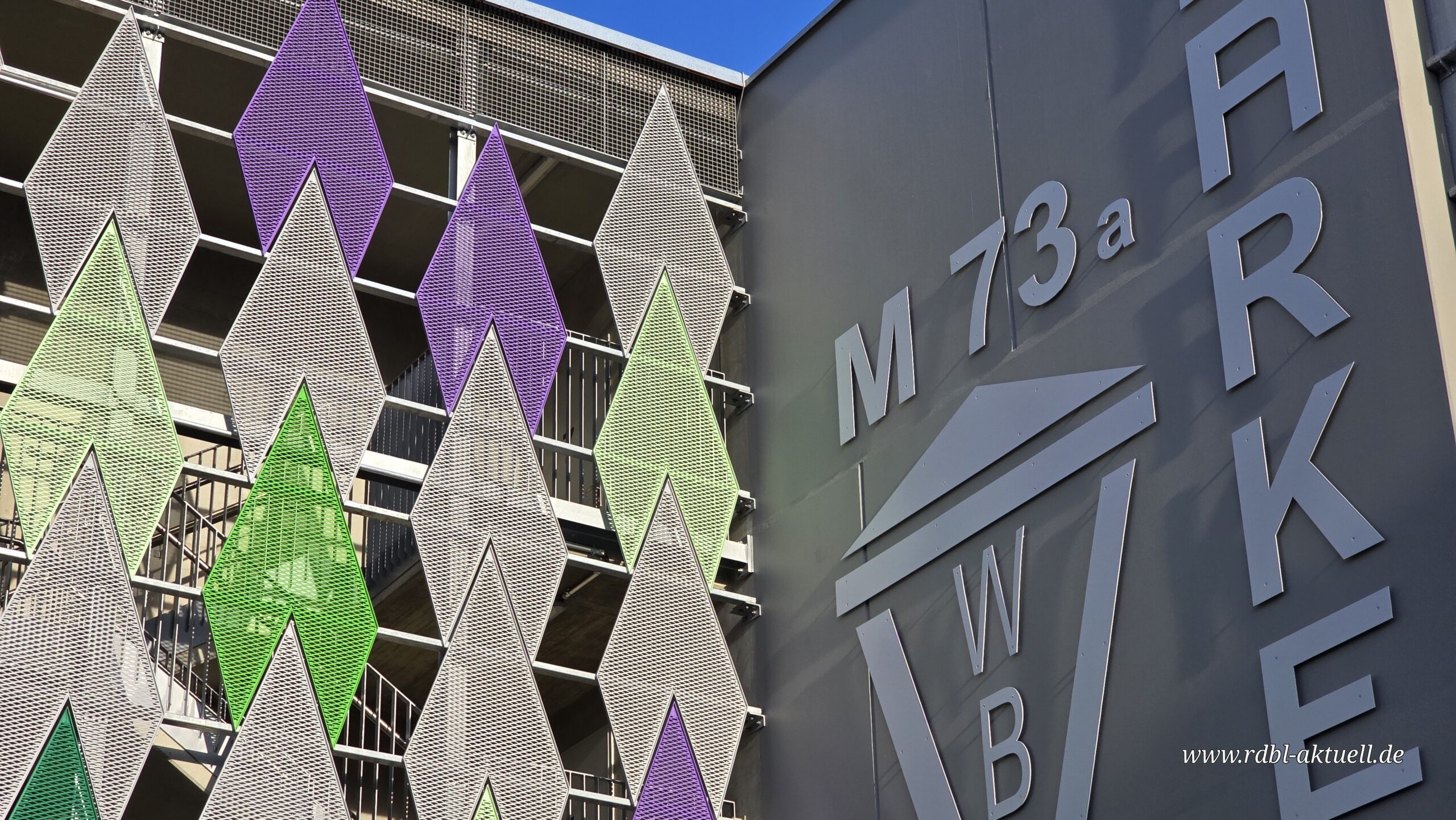 Was es mit der markanten Farbgestaltung am neuen Coswiger Parkhaus auf sich hat.