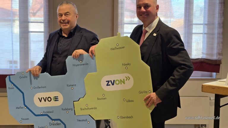 Michael Geisler und Udo Witschas haben für ihre Verkehrsverbünde das Puzzle für den neuen Verbund "Ostsachsen" zusammengesetzt.