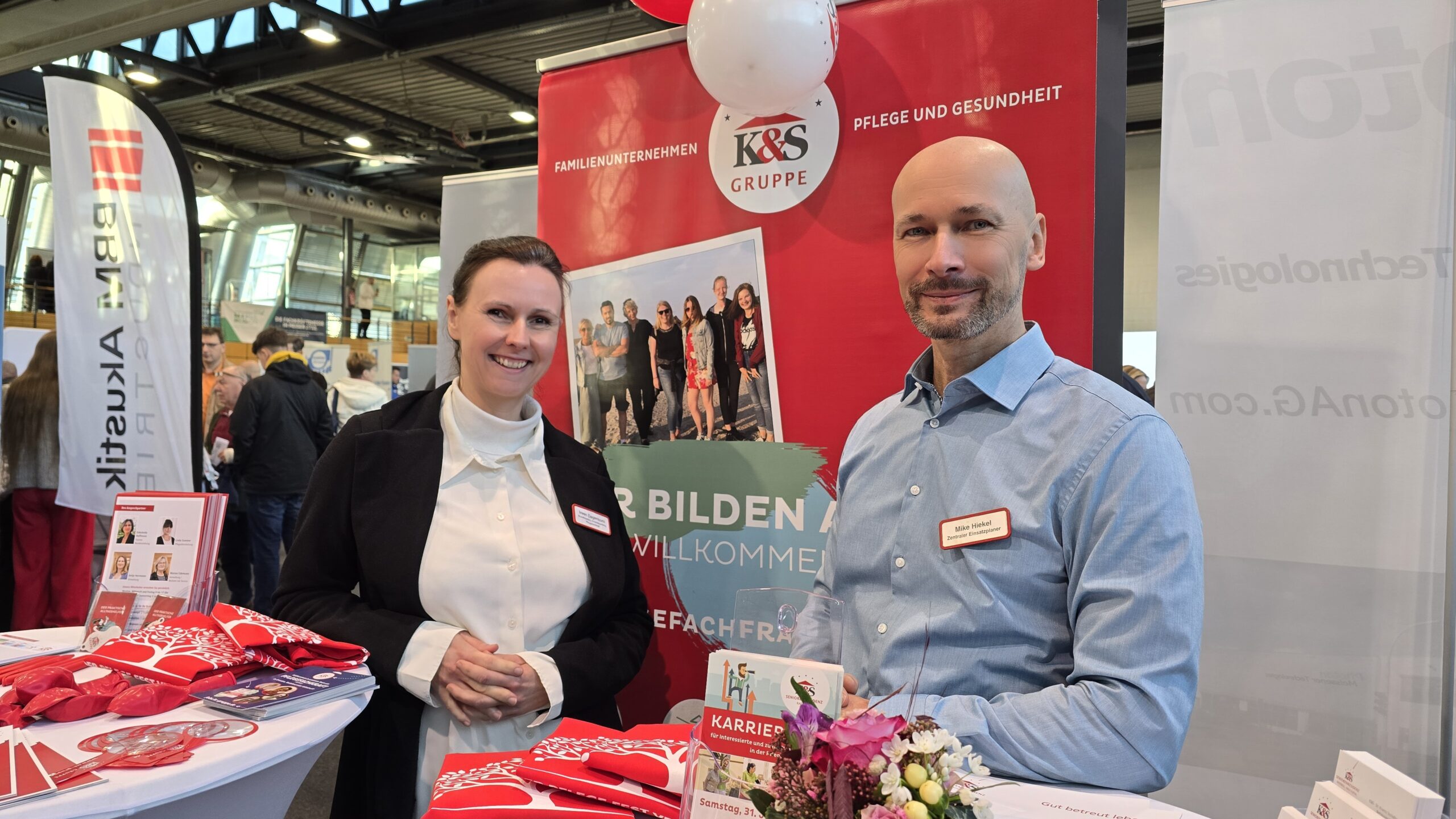 Auf der Messe getroffen: Ireen Ziegenhorn und Mike Hiekel von der K&S-Seniorenresidenz Radebeul.