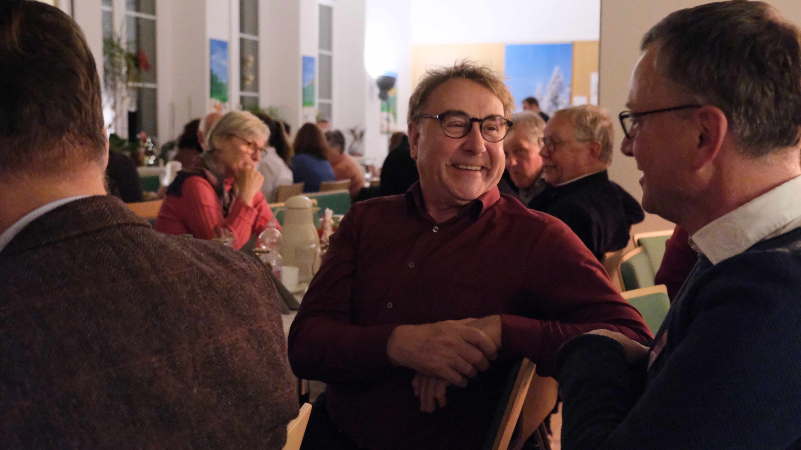 Udo Stöbe von der Wohnungsgesellschaft "WIR" im Gespräch mit Samuel Schüßler, der die Radebeuler Wohngruppen leitet. Foto: © Andert