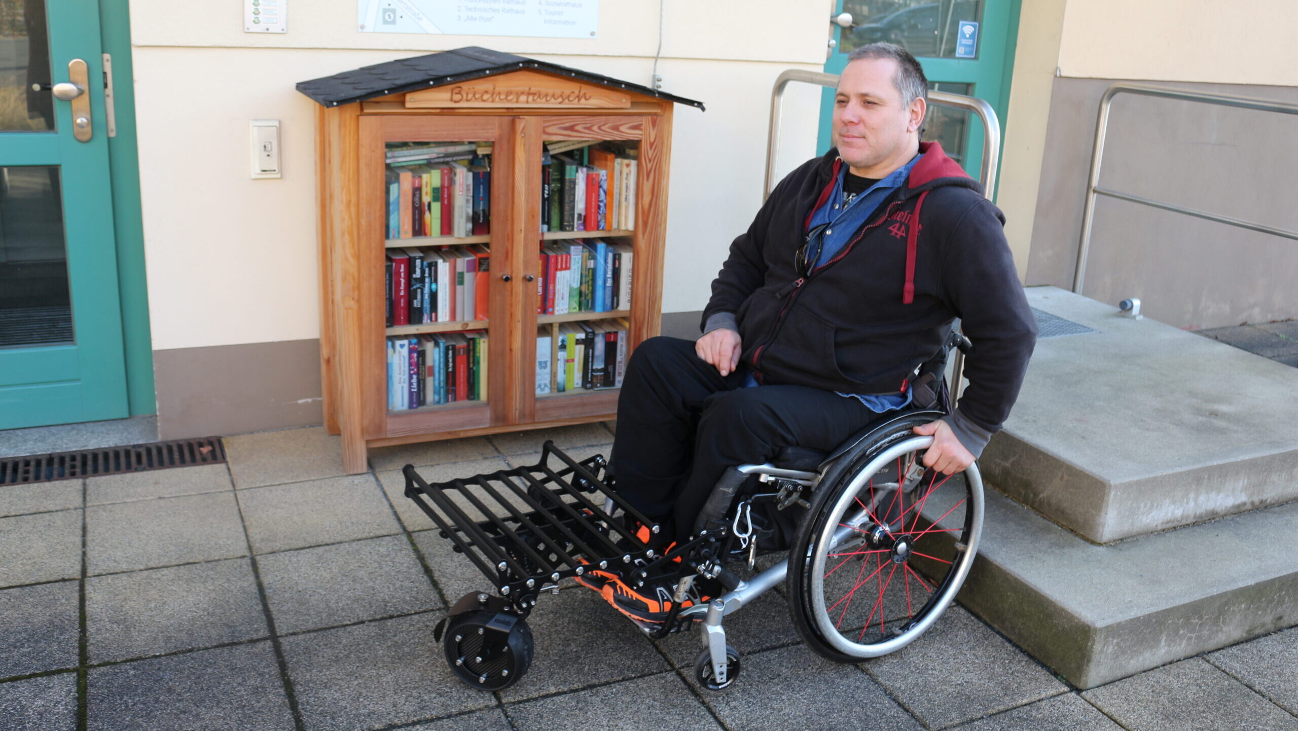Rollstuhl Vorsatzrad Förderung Zuschuss Mobilitätshilfe Beratung Menschen mit Behinderung Barrierefreiheit Sachsen Rollstuhl Sicherheit Kopfsteinpflaster Soziale Beratungsstelle Hilfe
