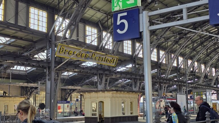 Züge aus Cottbus, Hoyerswerda und Elsterwerda beginnen und enden weiterhin am Bahnhof Dresden-Neustadt.