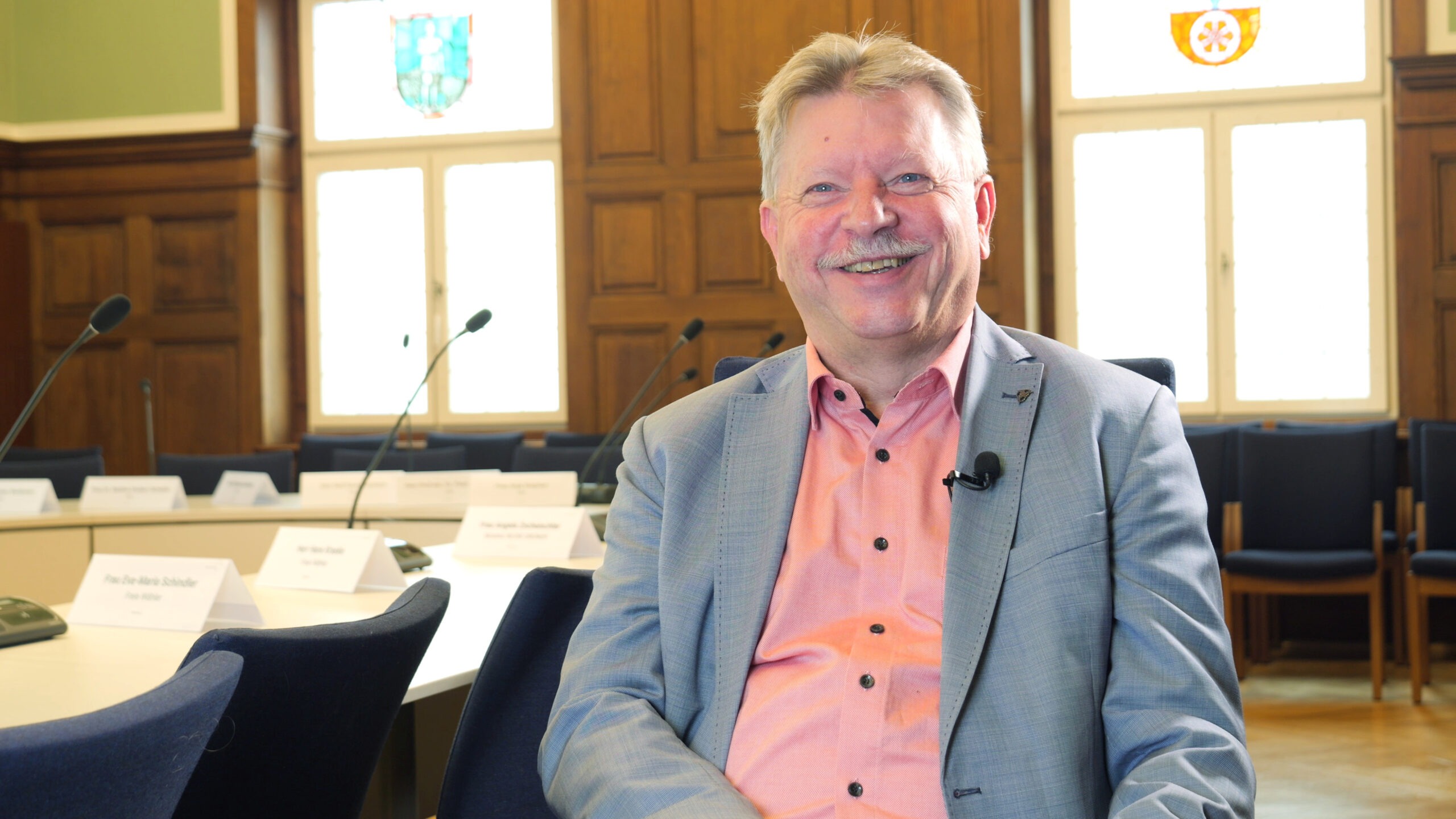 Oberbürgermeister Bert Wendsche sitzt im Rathaus Radebeul für das Interview mit Radebeul Aktuell