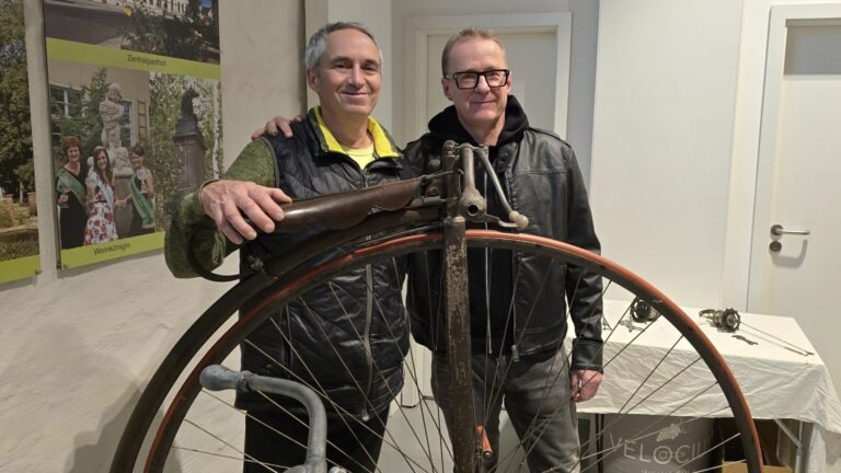Steffen Stiller und Joachim Langenwalter vor dem ältesten bekannten Holz-Hochrad von 1886. Foto: © Branczeisz