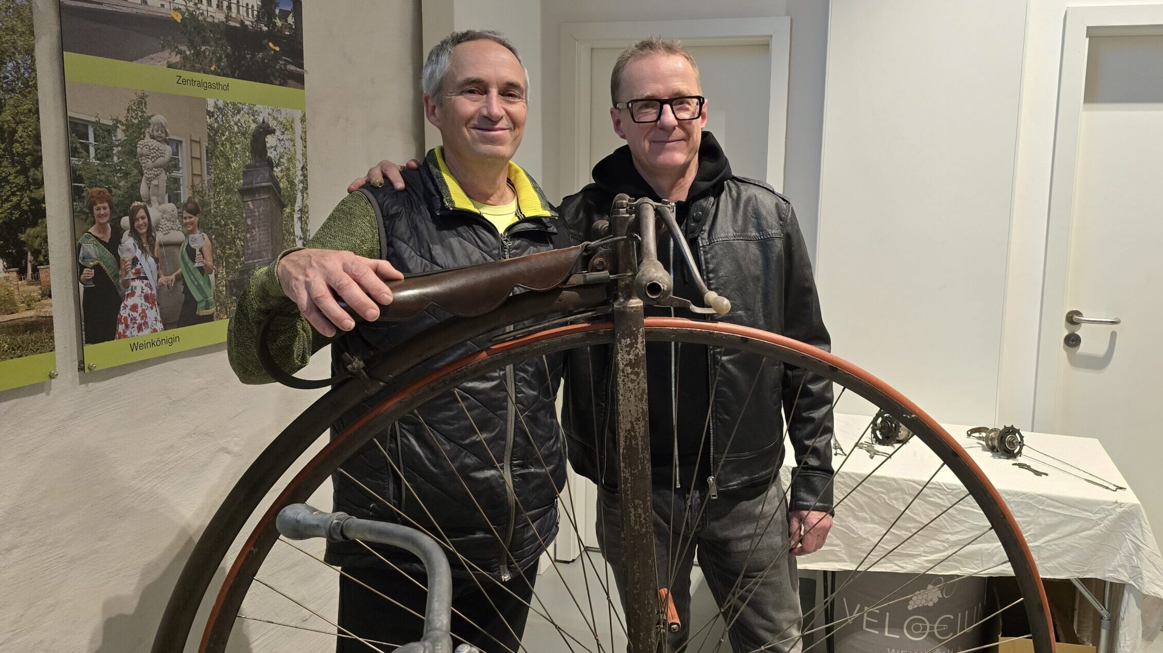 Steffen Stiller und Joachim Langenwalter vor dem ältesten bekannten Holz-Hochrad von 1886. Foto: © Branczeisz