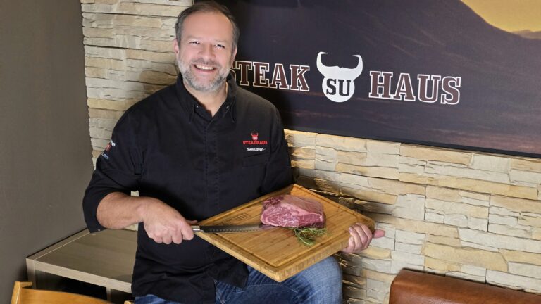 Am liebsten hat Sven Udvari Rib-Eye oder Rumpsteak, aber das amerikanische. Foto: © Branczeisz