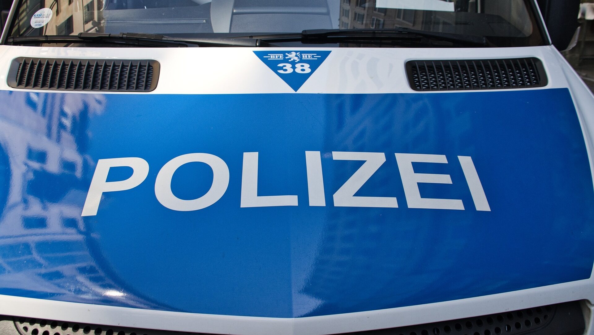 Radebeul, Kötitzer Straße, Raub, Zeugenaufruf, 55‑Jährige, Frau beraubt, Polizei Sachsen, Straßenraub, Handydiebstahl, Umhängetasche, Raubgut, leichte Verletzungen, Sonntagabend, Fahndung, Sicherheit, Einbruch, Sachschaden, Öffentlichkeit, Kriminalität, Opfer