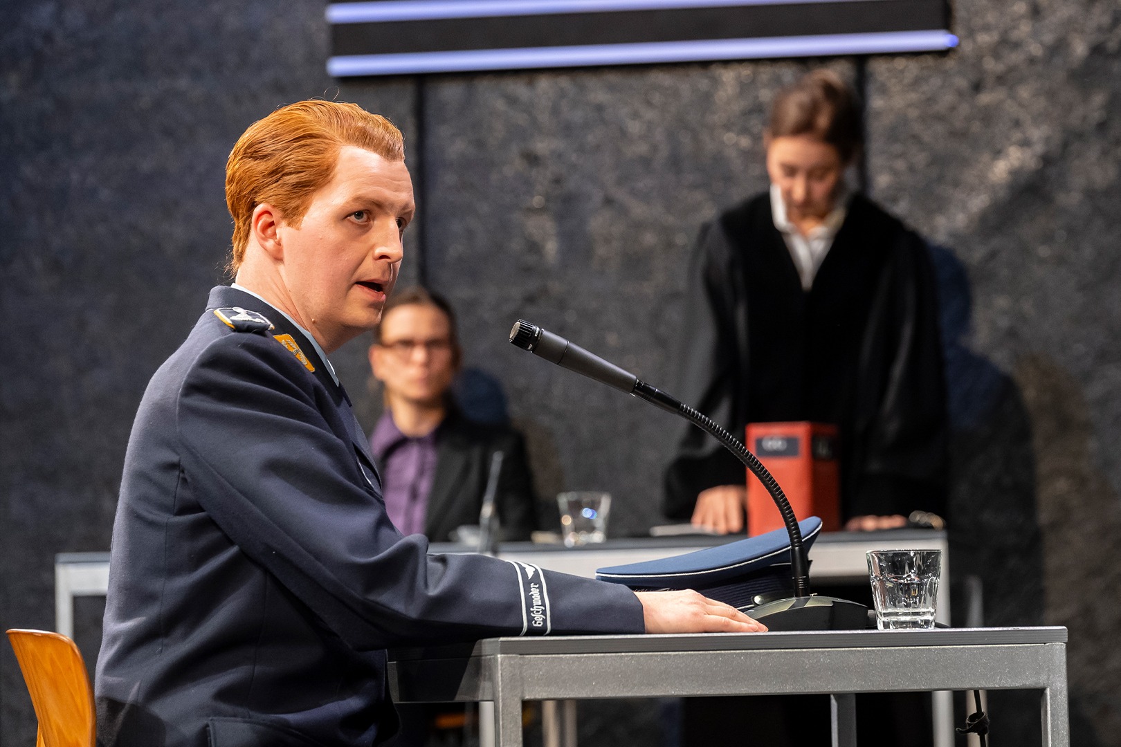 „Terror“ an den Landesbühnen Sachsen: Ein Gerichtsdrama über Schuld, Moral und staatliche Verantwortung. Foto © René Jungnickel