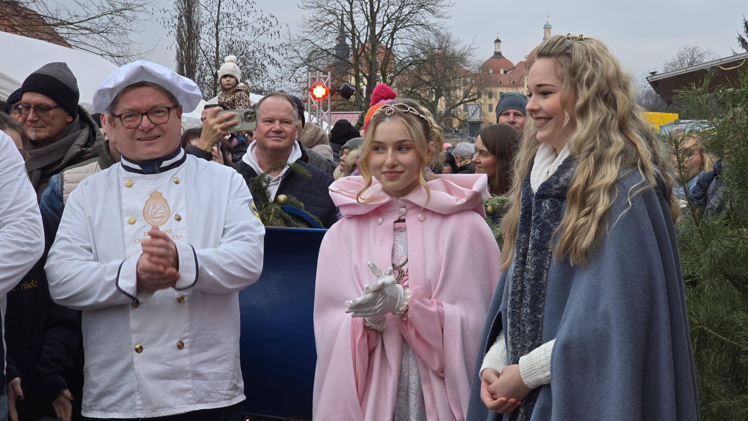 Der Stollenanschnitt in Moritzburg war ein Großereignis - jede Menge Besucher und Autos, die schließlich überall standen. Foto © Branczeisz