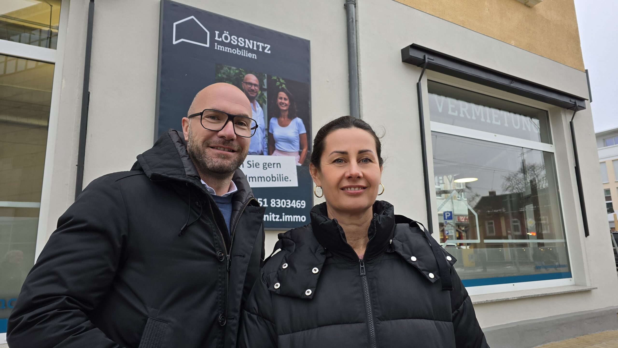 Katja Czura und Marcus Garbsch sind mit "Lößnitz Immobilien" in das repräsentative Eckhaus gezogen. Foto: © Schinew