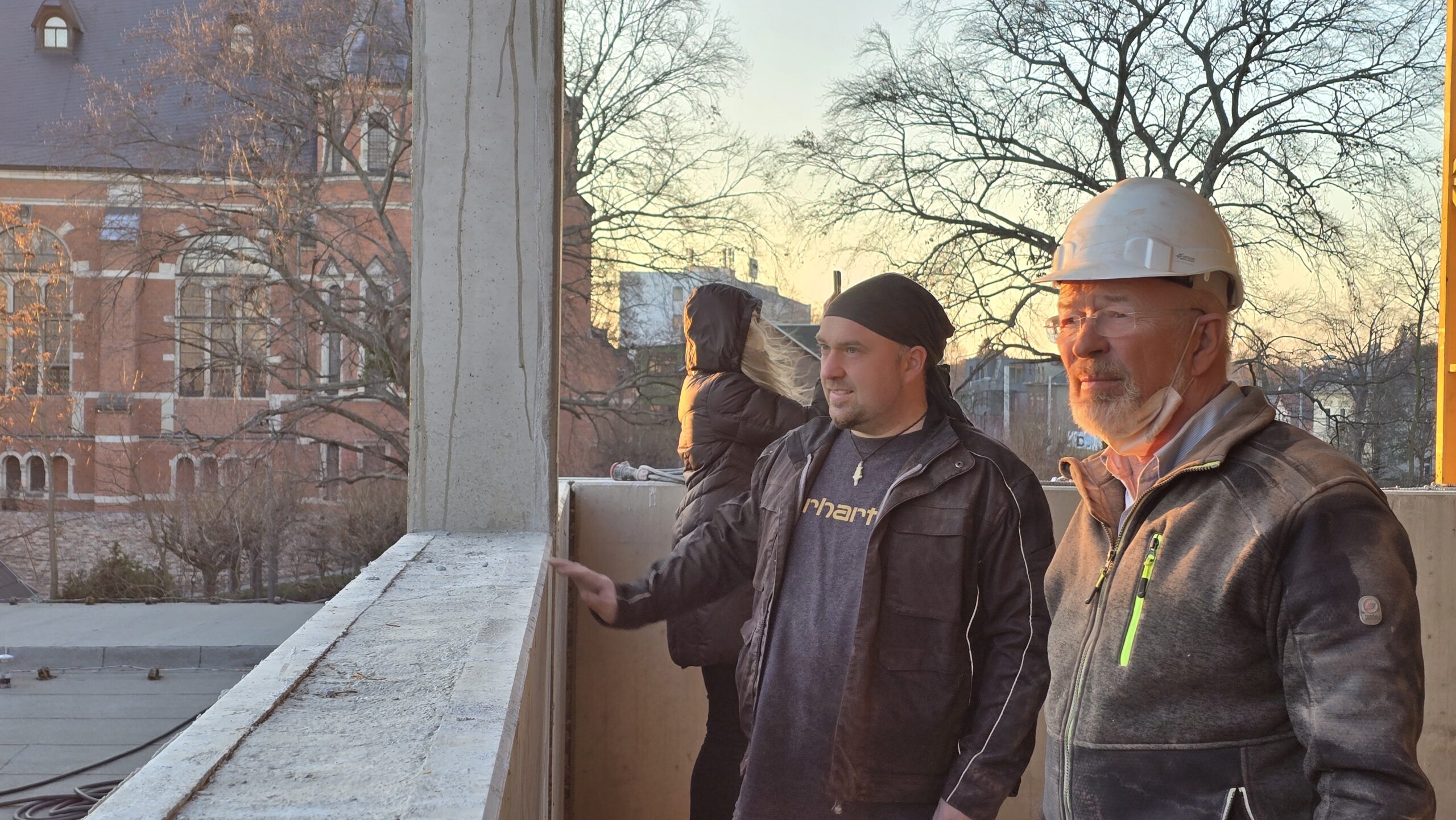 Robin Leipold und Dr. Volkmar Kunze gönnen sich einen Blick von 1.Etage des neuen Anbaus. Text & Foto © Branczeisz