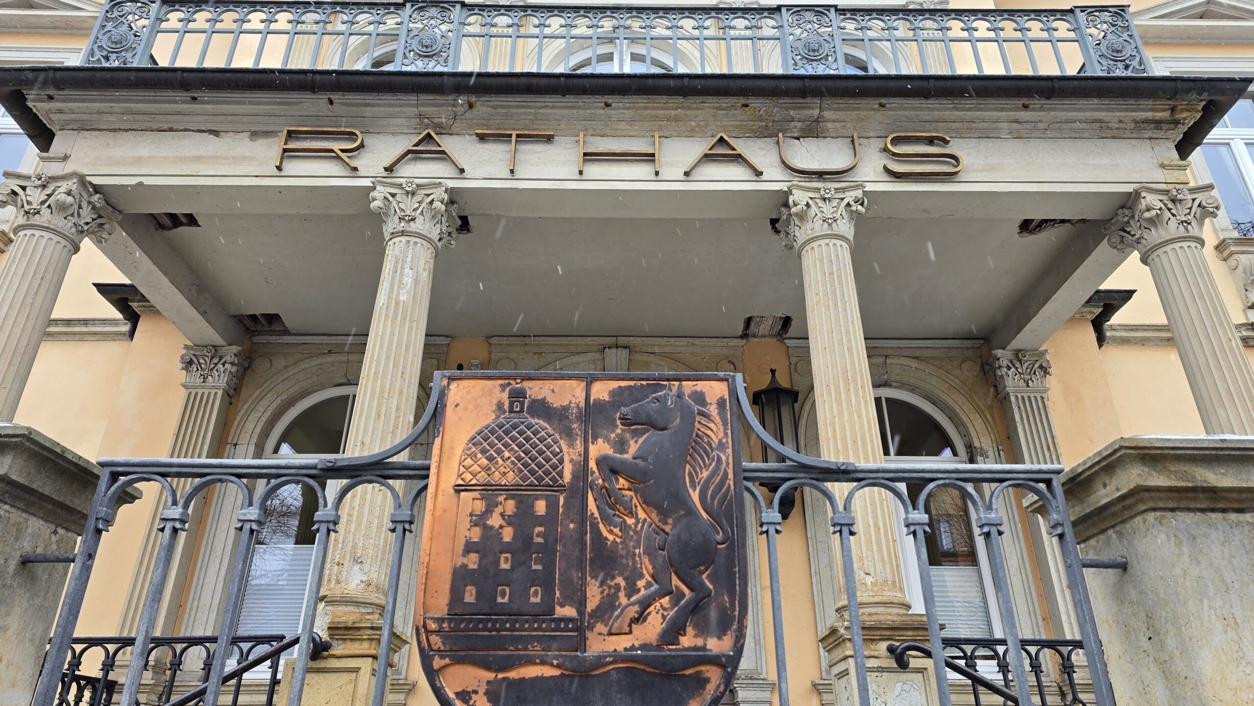 Der historische Portikus am Moritzburger Rathaus bröckelt. Foto © Branczeisz