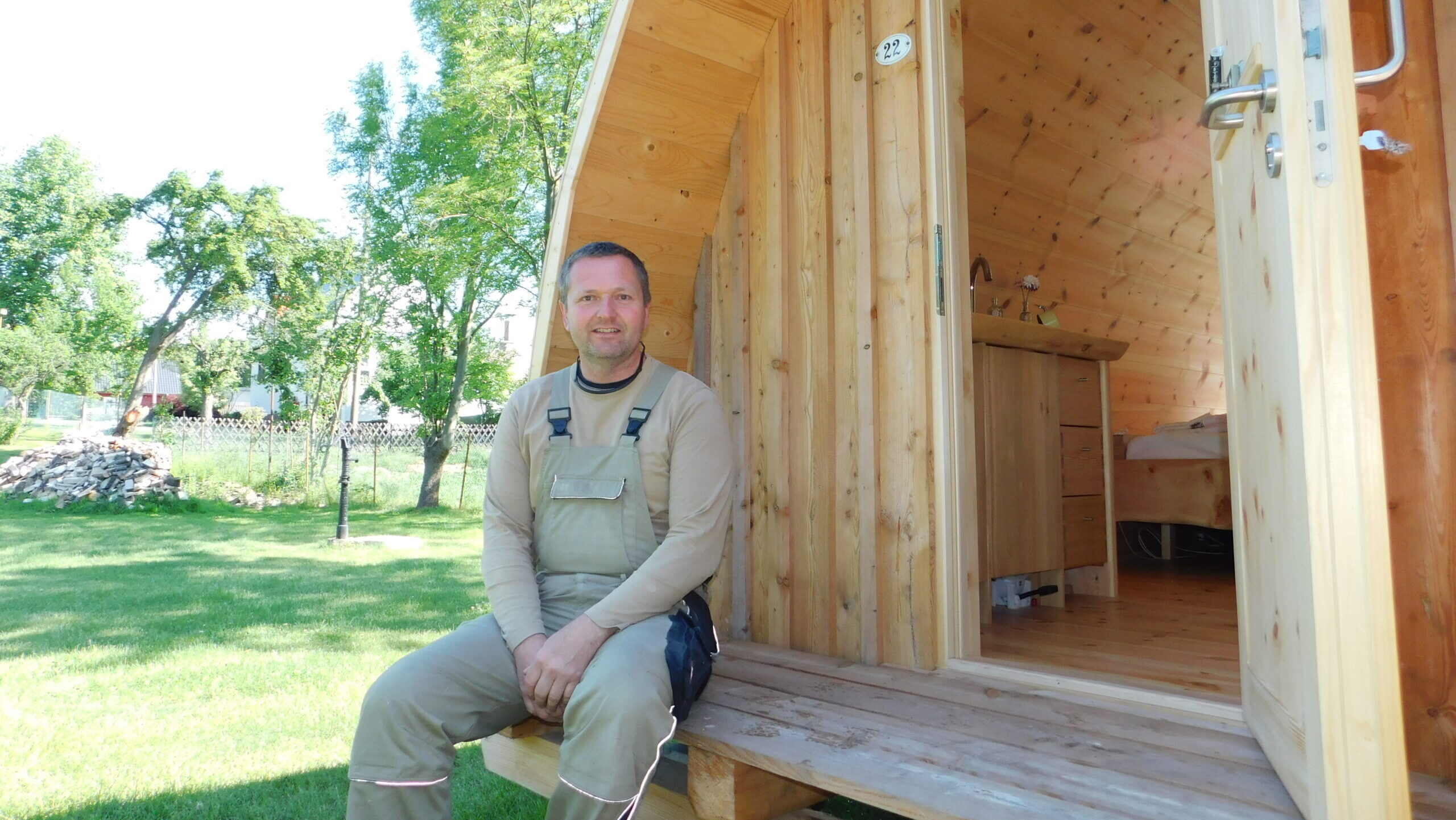 Alexander Pomplun aus Lommatzsch stellt wunderbare Möbel her - hier ein besonderes Tinyhaus. Foto: © Branczeisz