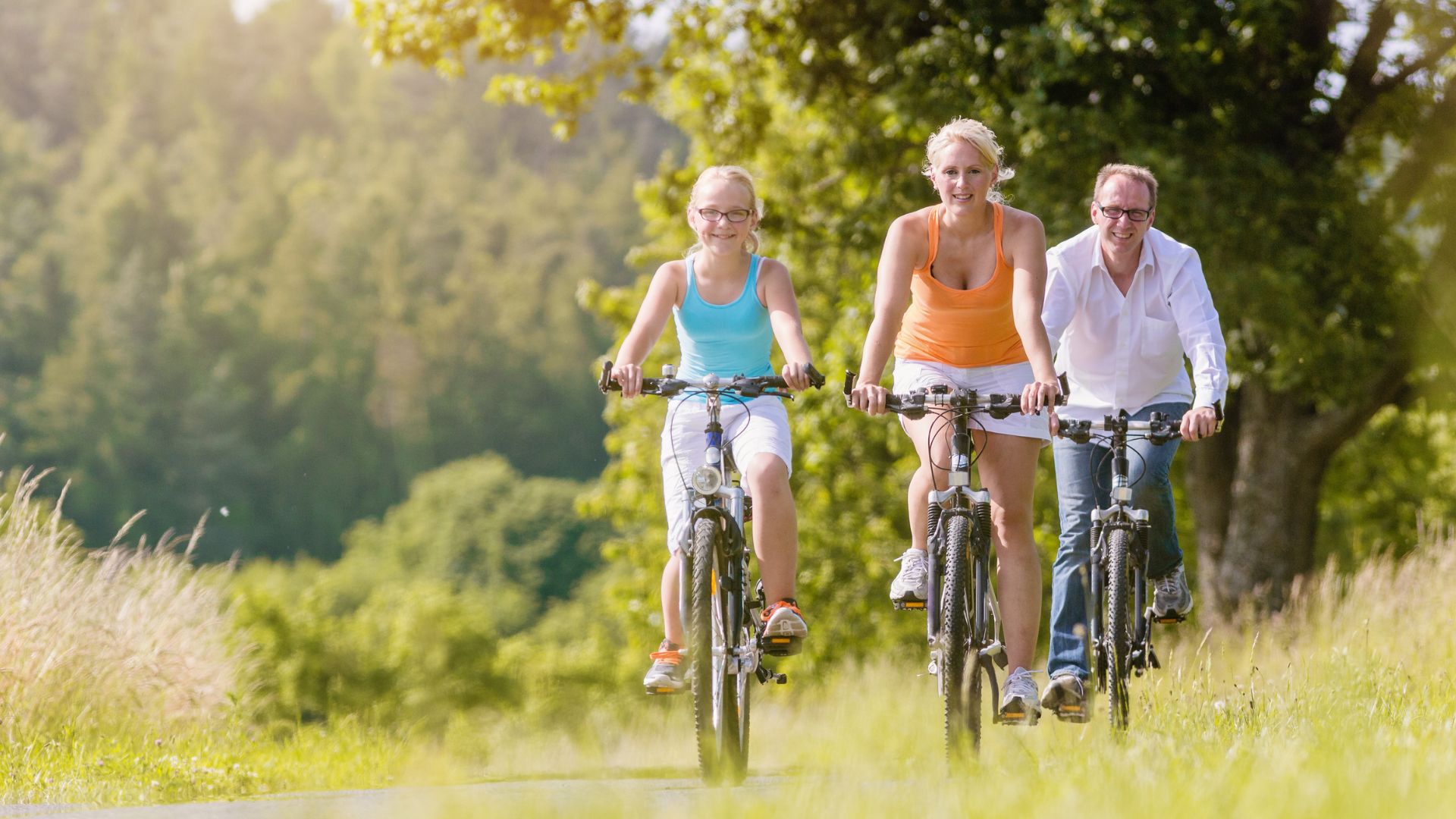 Familie fährt Fahrrad an einem sonnigem Sommertag - Foto © Kzenon (Symbolbild)