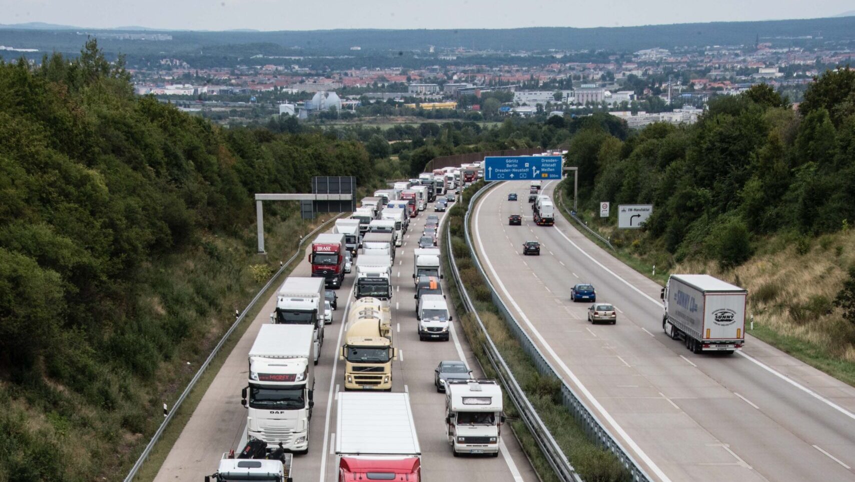 Ein Autofahrer hatte sich an der Autobahn ein Schläfchen gegönnt. Foto: © Archiv