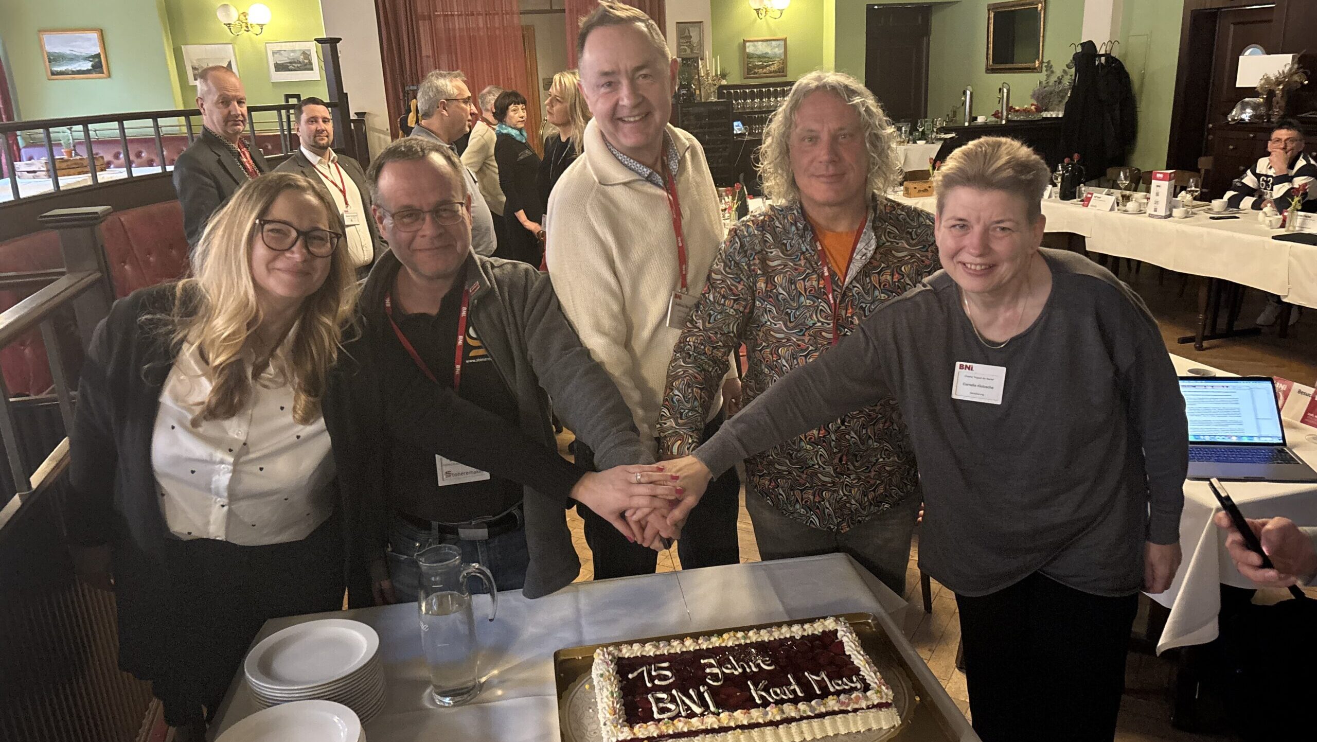 Yvonne Winkler aus dem BNI-Südost-Büro, Uwe Rischer, Chapterdirektor Rechtsanwalt Andreas Berger, Lutz Stöckigt und Partnerdirektorin Cornelia Klotzsche beim Anschneiden der Torte. Foto © Peter Dyroff