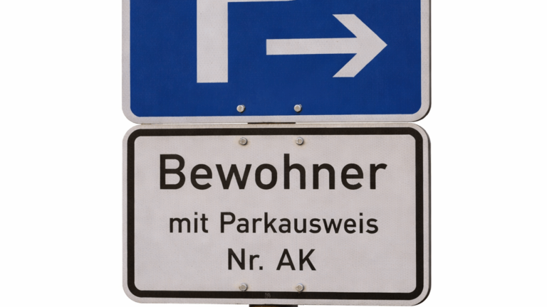 10 Euro für einen Anwohnerparkplatz im Monat. Foto © Branczeisz