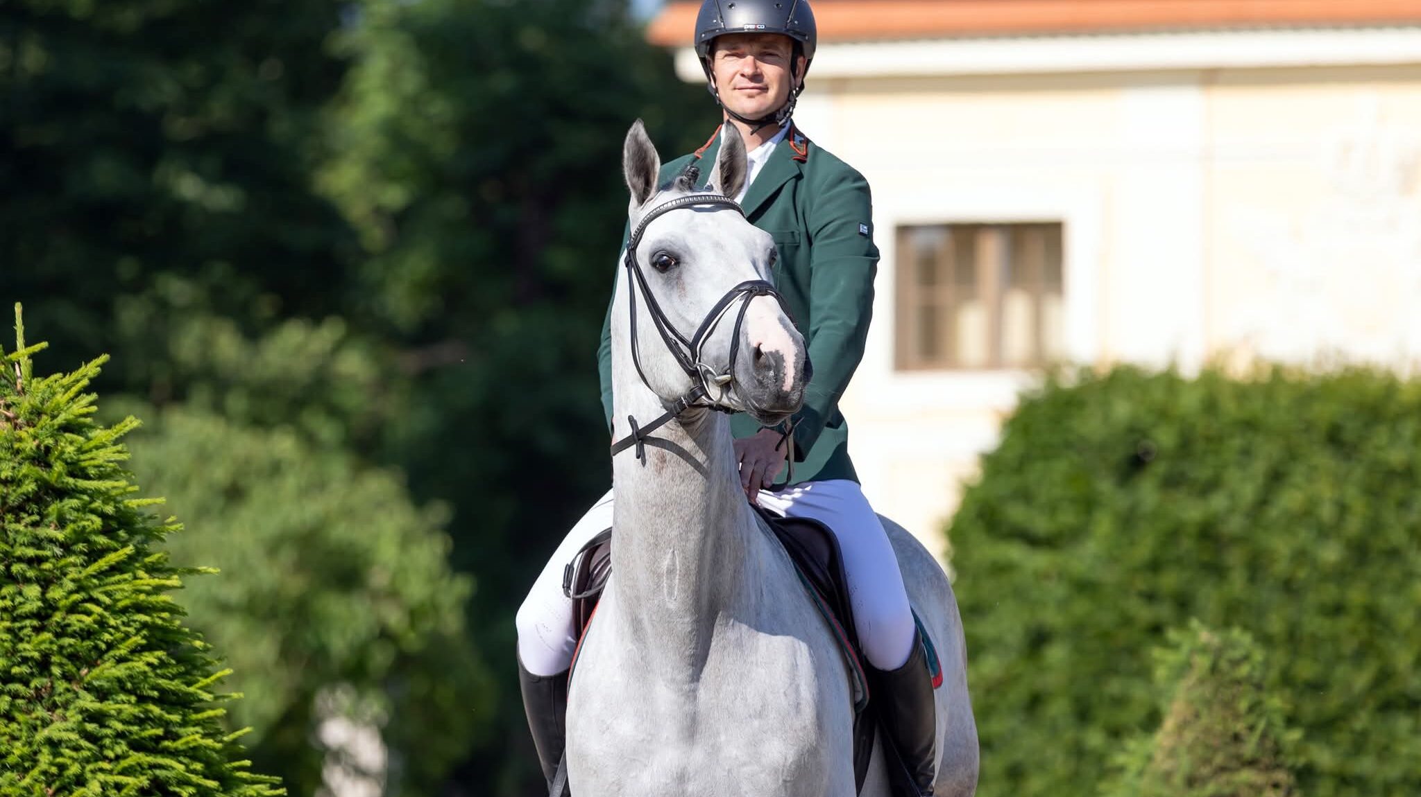 Sattelmeister André Stude mit Landbeschäler UNITED POWER. Foto: © Anja Imke