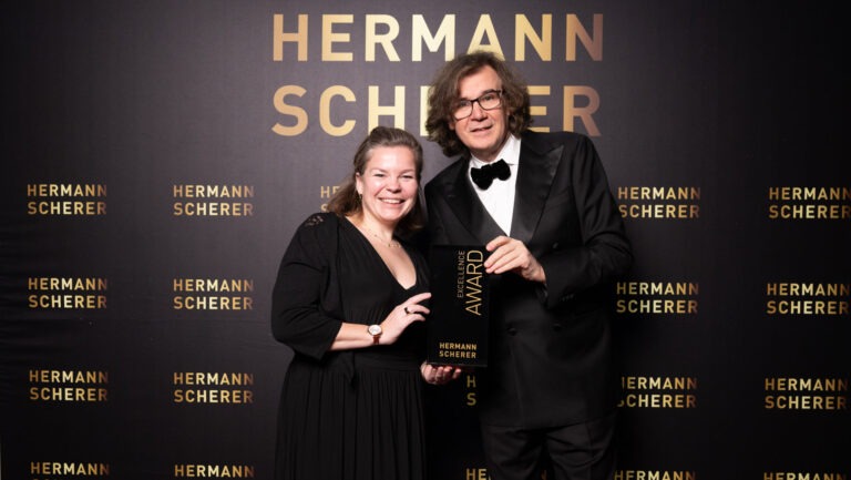 Judi Lion aus Radebeul gewinnt den Excellence Award beim Speaker Slam in Dresden. Foto: © Justin Bockey