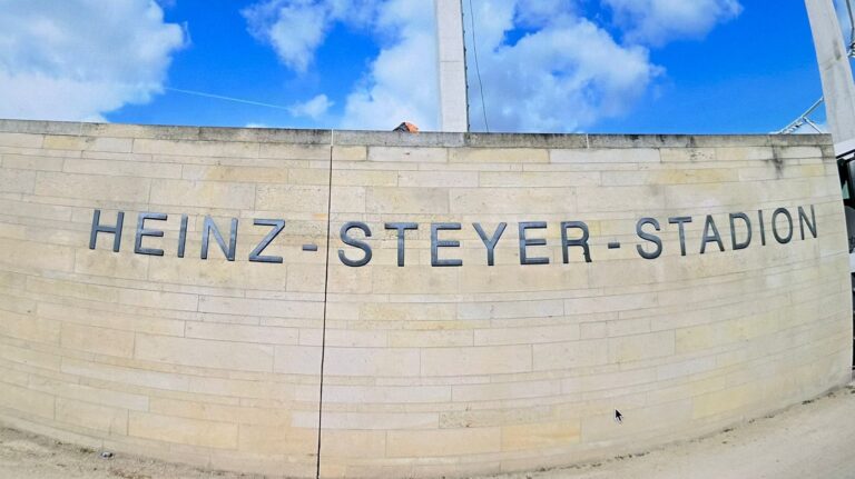 Die Sportmediziner der Uniklinik packen die Koffer und ziehen ins Steyer-Stadion. Foto: Archiv