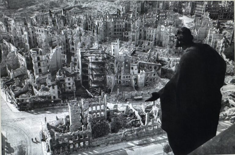 Lernt aus der Geschichte - das zerstörte Dresden - ein Archivfoto im Turm des Dresdner Rathausturms. Foto © Archiv