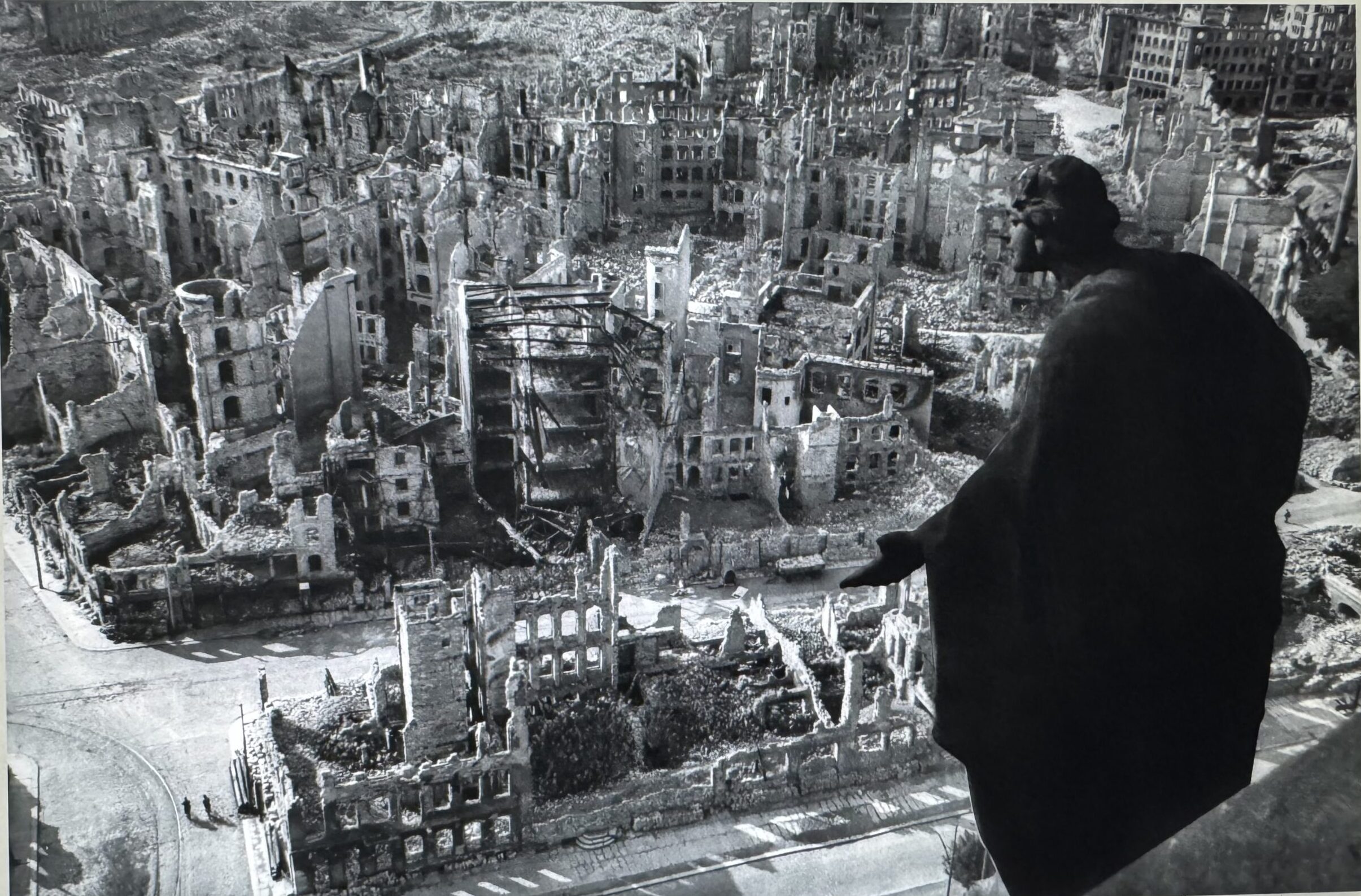 Lernt aus der Geschichte - das zerstörte Dresden - ein Archivfoto im Turm des Dresdner Rathausturms. Foto © Archiv