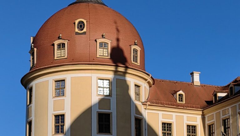 Alle denken, Schloss Moritzburg wäre völlig symmetrisch, aber das stimmt eben nicht. Foto: © Branczeisz