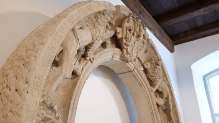 Das Portal weist viele schöne Details wie das Allianzwappen oder die plastischen Löwenfiguren auf. Foto: © Stadt Meißen