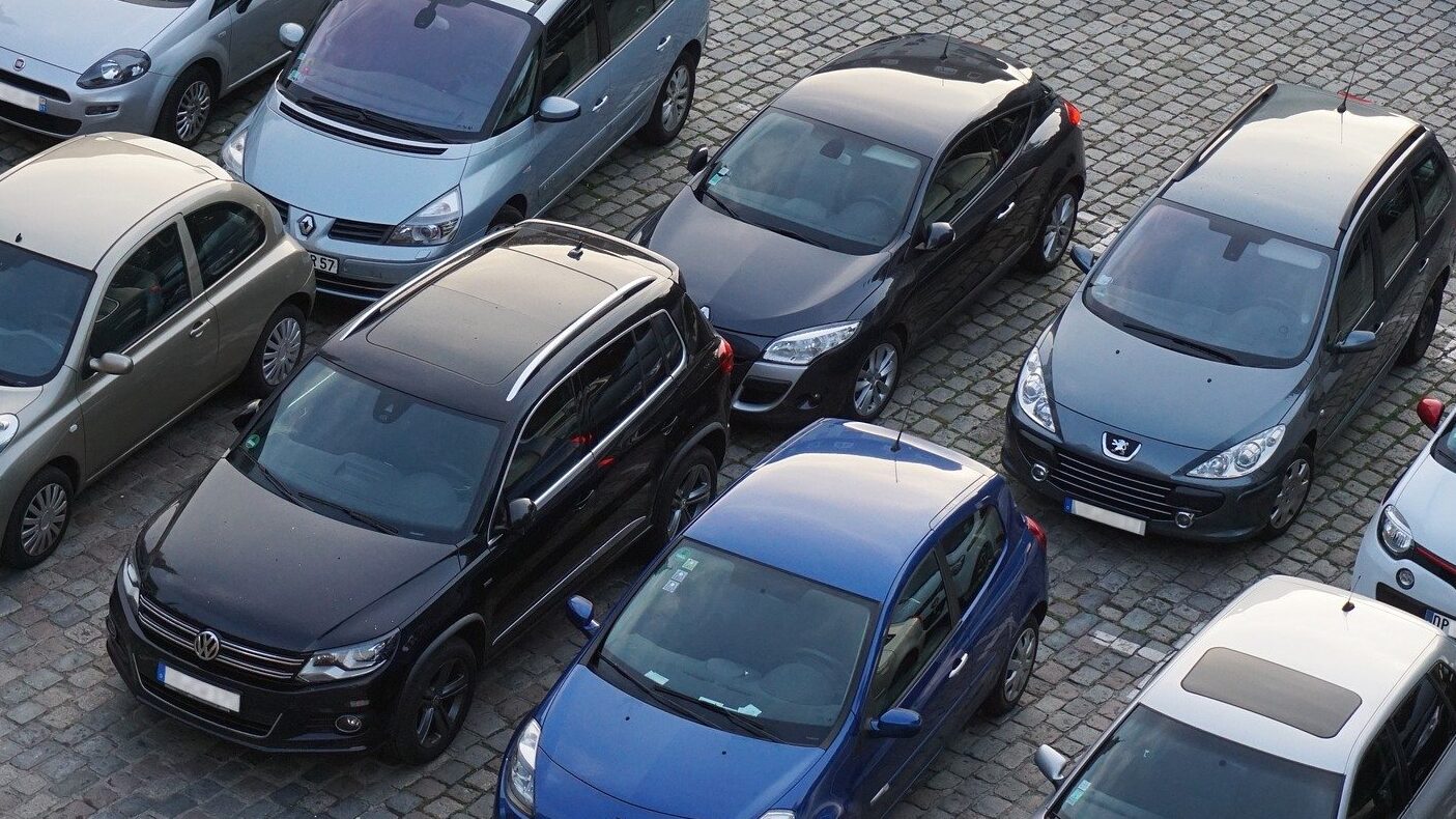 Unbekannte zerkratzen 24 Autos An der Festwiese. Foto © pixabay