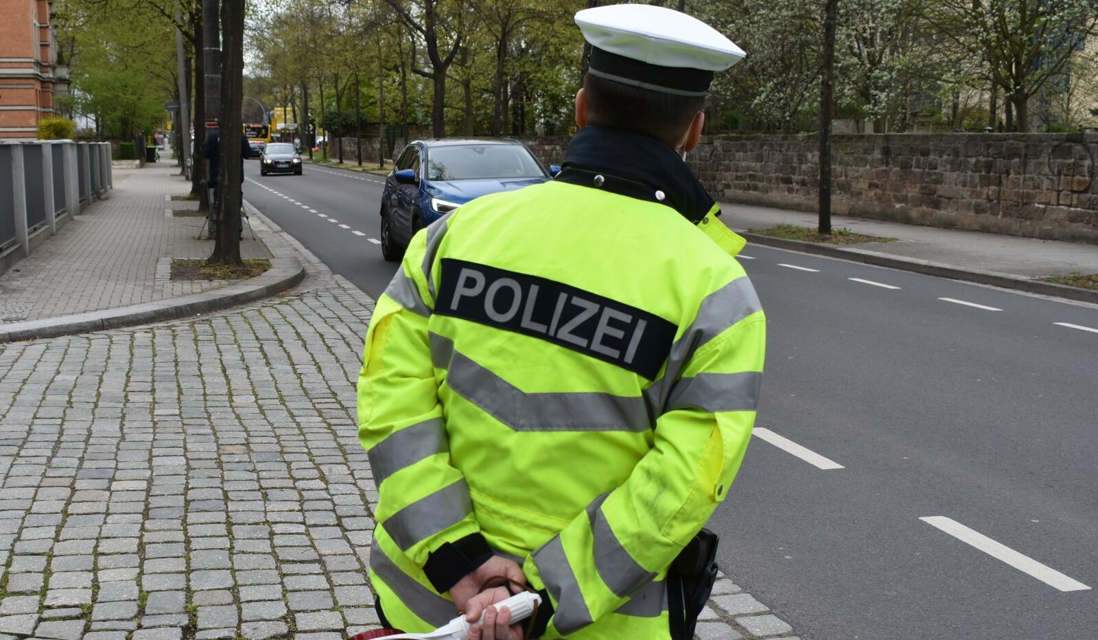 Vier beschädigte Autos und ein Fahrer flüchtet nach Crash mit Straßenbahn. Foto © Archiv