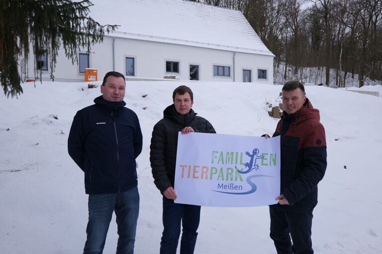 Falk Müller, GF des Tierparkbetreibers Städtische Dienste Meißen, Tierparkleiter Timo Stephany und OB Markus Renner präsentieren das neue Tierparklogo. Foto:© Stadt Meißen