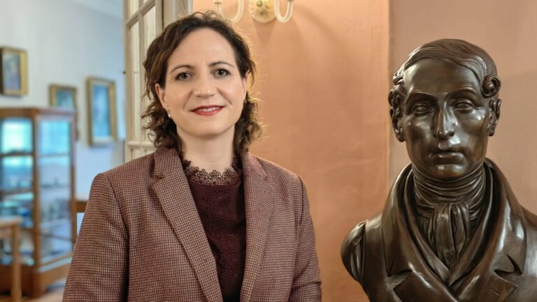 Dr. Romy Donath, Leiterin des Kügelgen-Haus, das Dresdner Museum der Romantik mit eine Büste von Weber. Foto © Branczeisz