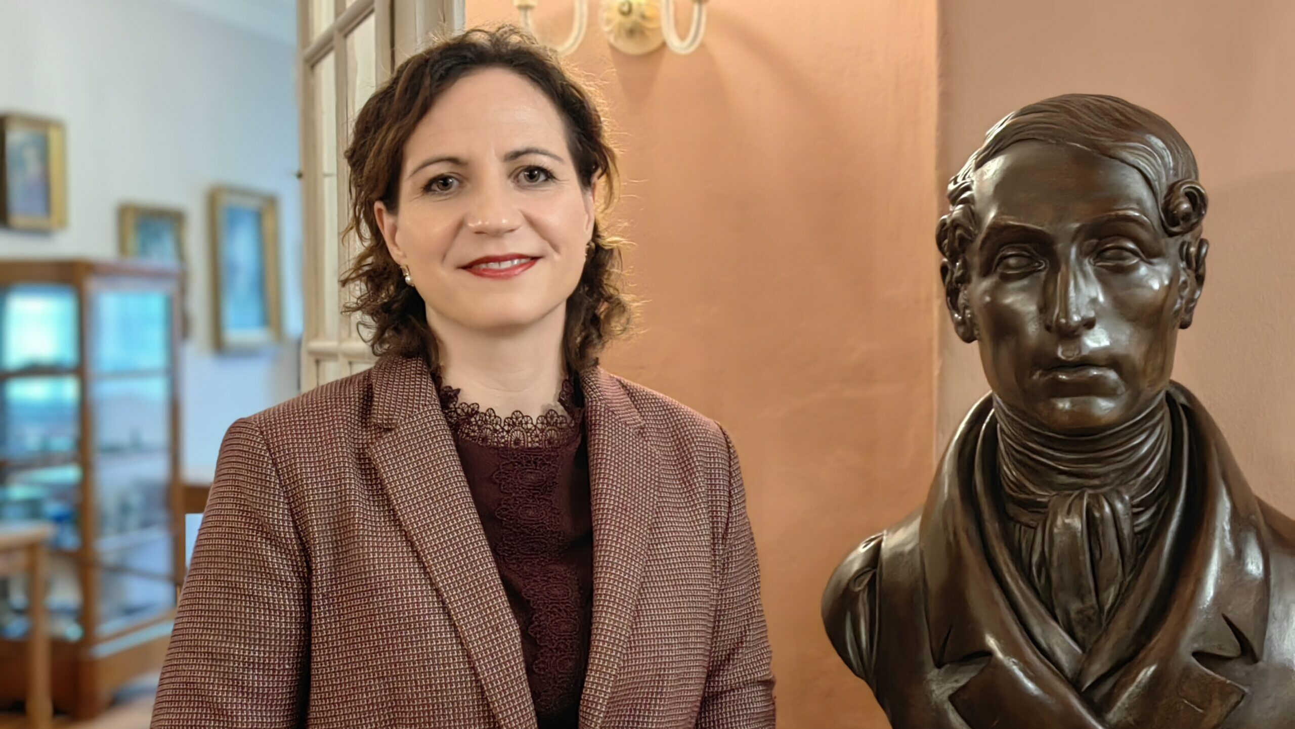 Dr. Romy Donath, Leiterin des Kügelgen-Haus, das Dresdner Museum der Romantik mit eine Büste von Weber. Foto © Branczeisz